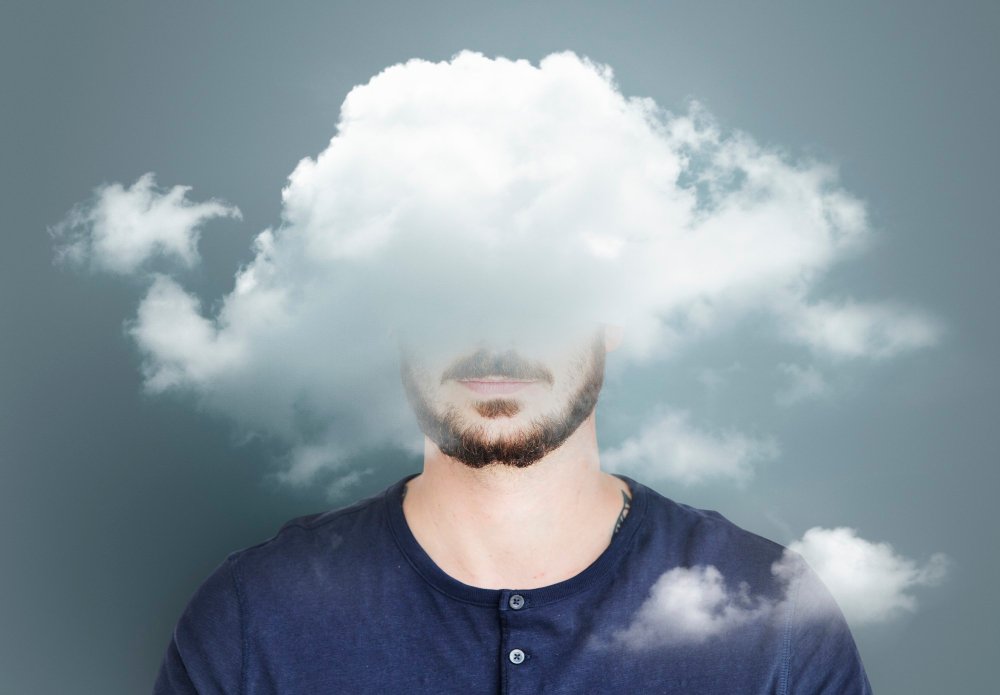 homem com nuvem na frente do rosto representando ansiedade