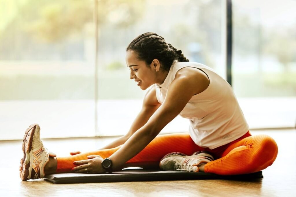 mulher praticando exercício de relaxamento muscular