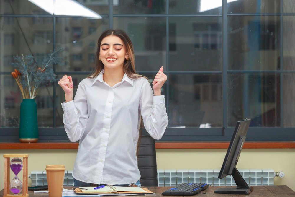 mulher  em mesa de escritório representando o equilibrio entre vida pessoal e trabalho