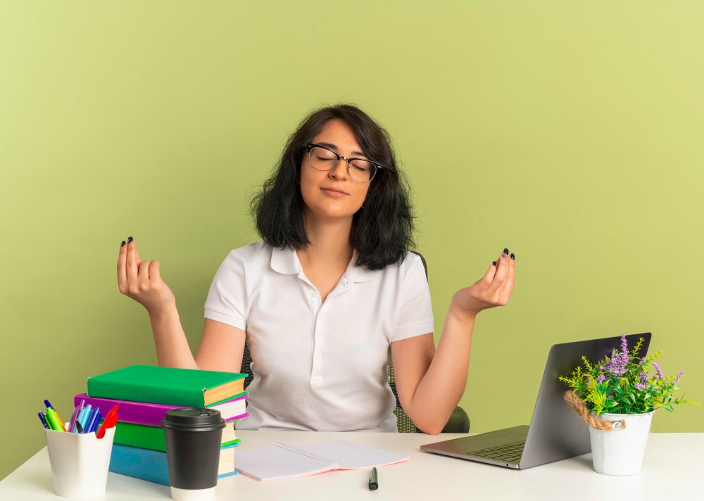 mulher em mesa de escritório representando o equilibrio entre vida pessoal e trabalho